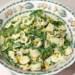 A picture of Broccolini and orecchiette with yoghurt and peas.