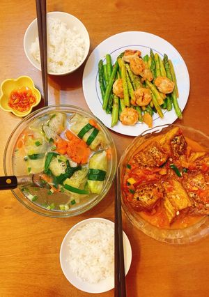 Hình của món Menu gia đình hàng ngày 07- Đậu hũ nhồi thịt sốt cà - măng tây xào tôm -canh cải cuộn tôm thịt.