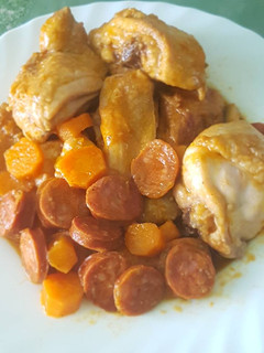 Una foto de Pollo en salsa con chorizo