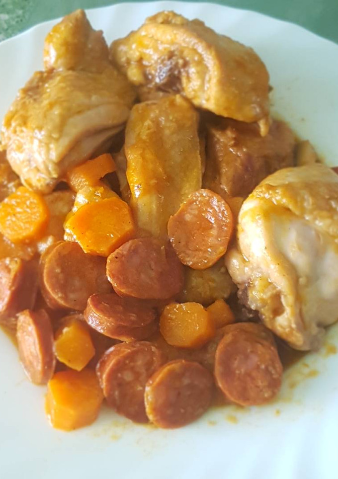 Una foto de Pollo en salsa con chorizo