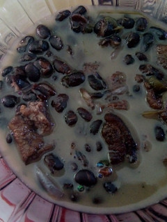 Una foto de Frijoles con chicharrón y chile chilchote (jalapeño)