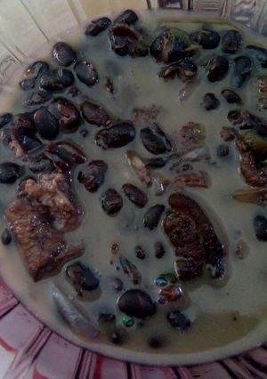 Una foto de Frijoles con chicharrón y chile chilchote (jalapeño)