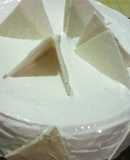 Bizcochuelo de mandarina decorada con merengue común y con choco