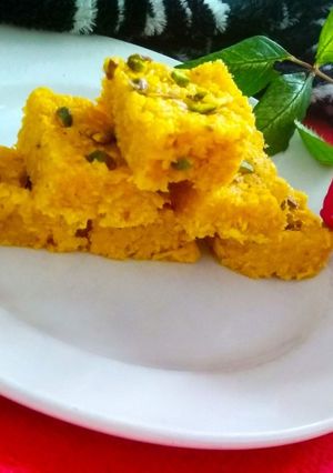A picture of Mango flavour coconut burfi.