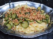 Une photo de spaghetti courgettes ail