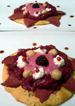Une photo de Tartelette fine de betterave rouge au magret fumé