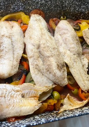 Mediterrán hekkfilé zöldségágyon recept fotója