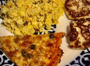 Una foto de Coliflor: cous cous falso con manzana y zanahorias, base de pizza & tortitas con queso fresco