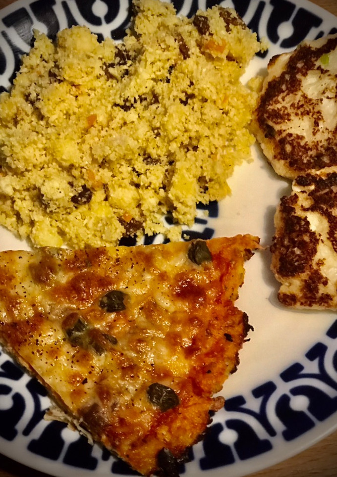 Una foto de Coliflor: cous cous falso con manzana y zanahorias, base de pizza & tortitas con queso fresco