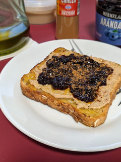 Una foto de Variación vegana de tostada de paté con mermelada