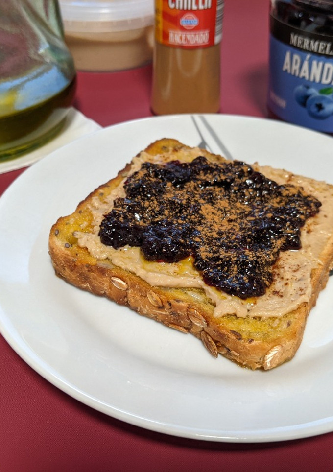 Una foto de Variación vegana de tostada de paté con mermelada