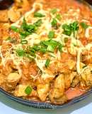 Pollo con salsa de queso sobre colchón de papas fritas 🇨🇱