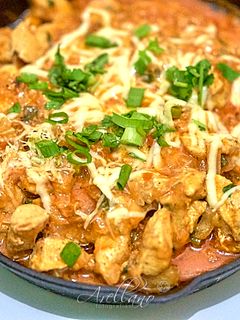 Una foto de Pollo con salsa de queso sobre colchón de papas fritas 🇨🇱