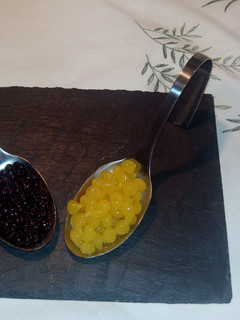 Una foto de Perlas de Mango y Caviar de Chocolate