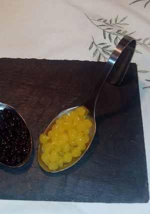 Una foto de Perlas de Mango y Caviar de Chocolate