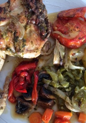 Una foto de Muslos al horno con verduras