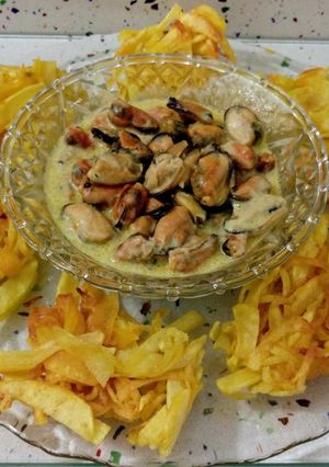 Foto principal de Nidos de patatas fritas y mejillones en salsa