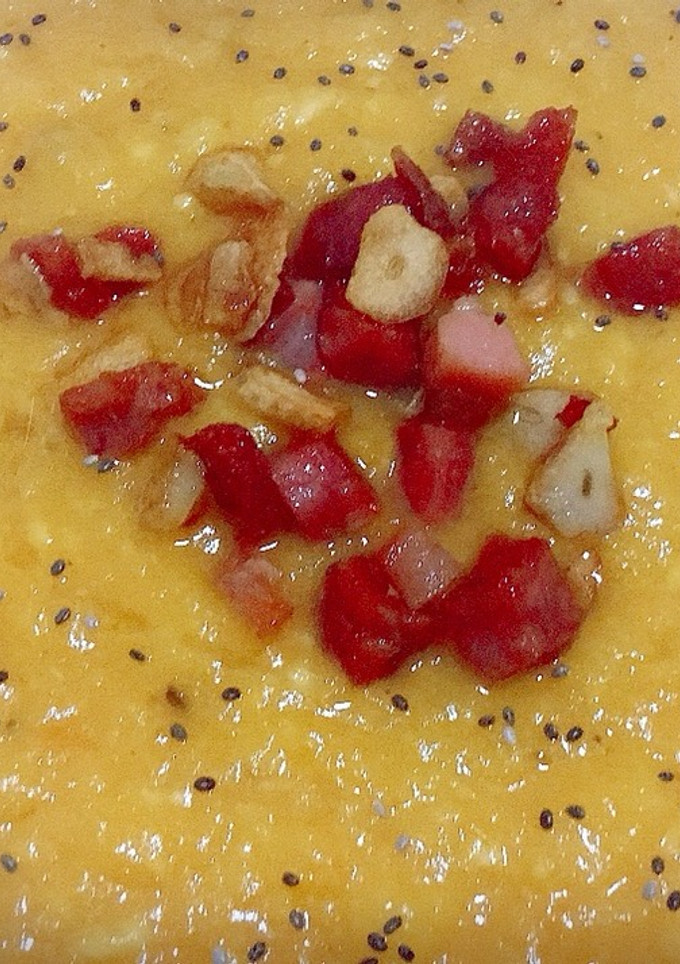 Una foto de Crema de chirivía con ajillo frito y jamón
