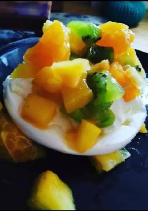 Une photo de Pavlova aux fruits de saison