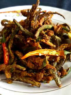 स्पाइसी कुरकुरी भिन्डी रेसिपी मुख्य फोटो
