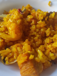 Una foto de Paella de marisco y pollo