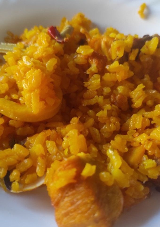 Una foto de Paella de marisco y pollo