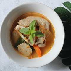A picture of Tomyam ayam bumbu simple.