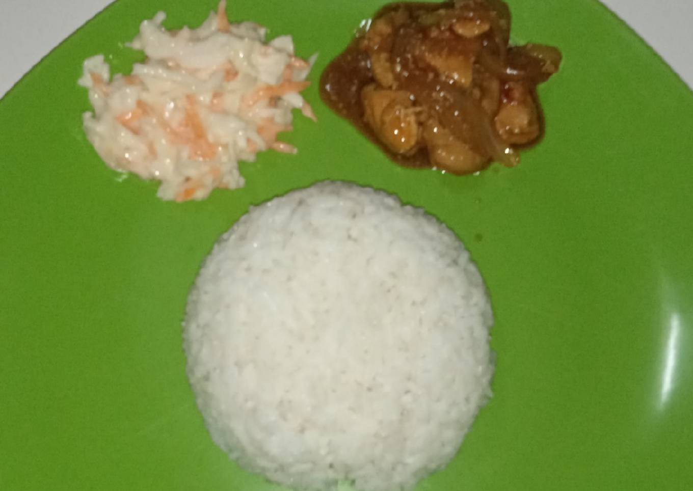 Chicken Terrier dan Coleslaw di gudang