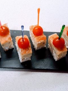Una foto de Canapés triples