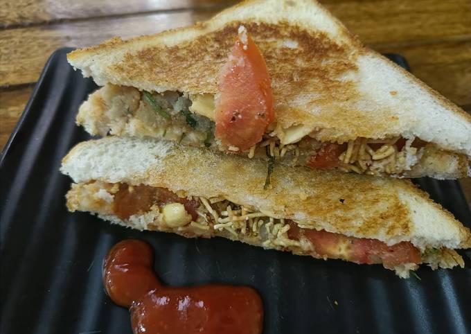 Leftover Aloo Bharta Sev Sandwich Recipe by Chef Tripti Saxena - Cookpad