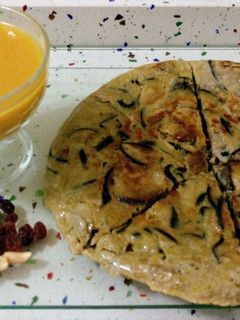 Una foto de Tortilla de berenjena asada y crema de calabaza con frutos secos