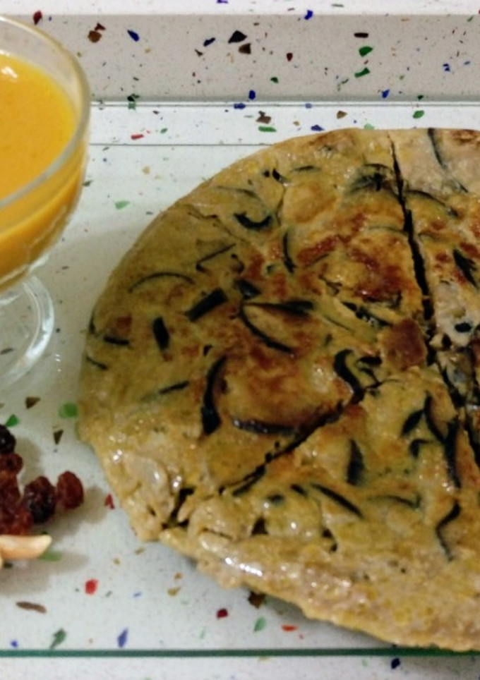 Una foto de Tortilla de berenjena asada y crema de calabaza con frutos secos
