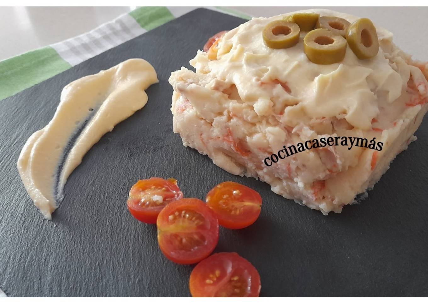 Ensaladilla de puré con mahonesa de huevos cocidos