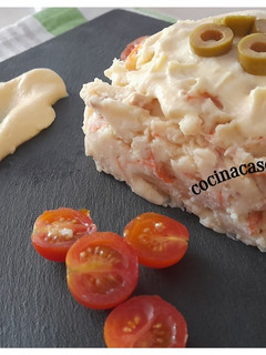 Una foto de Ensaladilla de puré con mahonesa de huevos cocidos