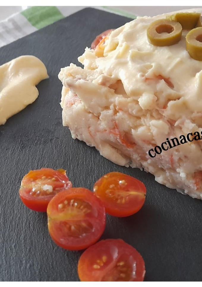 Una foto de Ensaladilla de puré con mahonesa de huevos cocidos