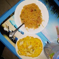 A picture of Spaghetti served with omlette.
