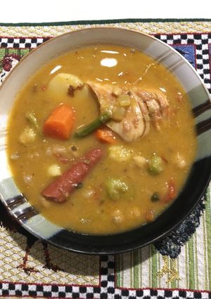 Una foto de Caldo de Pollo y Salchichas