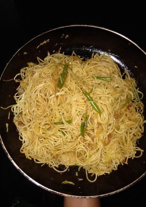 A picture of Veg hakka noodles.