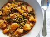 Guisantes con patatas y pollo
