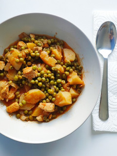 Una foto de Guisantes con patatas y pollo