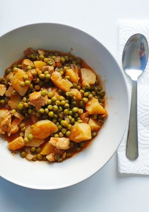 Una foto de Guisantes con patatas y pollo