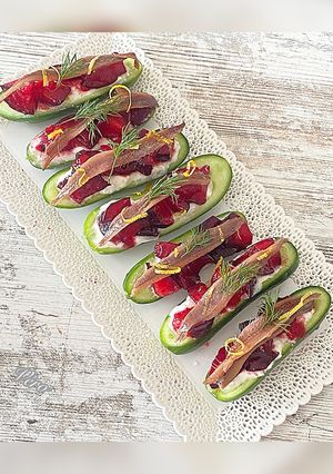 Une photo de Barquette de concombre aux anchois et aux prunes