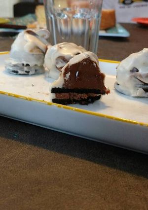 Una foto de Conitos de Oreo y dulce de leche