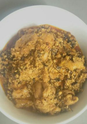 A picture of Eguisi soup using coconut oil.