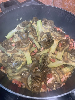 Una foto de Alcachofas con bacon y chorizo
