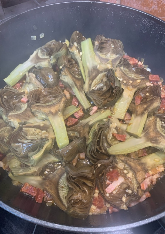 Una foto de Alcachofas con bacon y chorizo