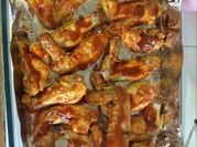 Una foto de pollo al horno en salsa barbacoa