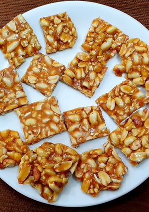 ચીકી(Chikki Recipe in Gujarati) રેસીપી મુખ્ય ફોટો
