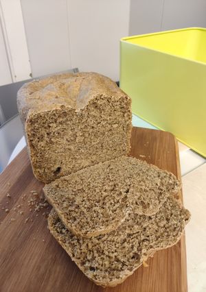 Una foto de Pan de espelta con té matcha, jengibre y canela en panificadora