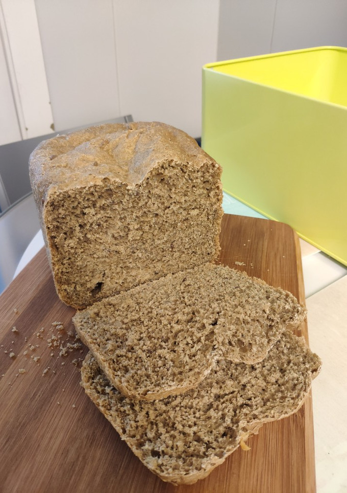 Una foto de Pan de espelta con té matcha, jengibre y canela en panificadora